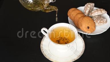 茶杯，茶壶和黑背景饼干，<strong>茶会</strong>